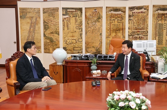 NSP통신-김진표 국회의장(우)이 이창용 한국은행 총재(좌)를 접견하고 있다. (한은)