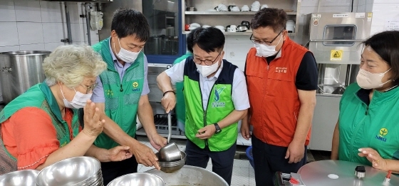 NSP통신-용인시 새마을회 무료급식소에서 최찬용 용인도시공사 사장(가운데)이 배식봉사활동을 하고 있다. (용인도시공사)