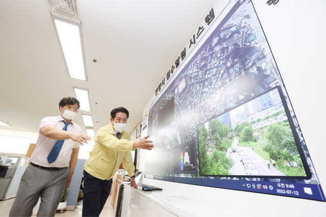 NSP통신-최대호 안양시장 침수위험 신속알림시스템 시연 모습. (안양시)