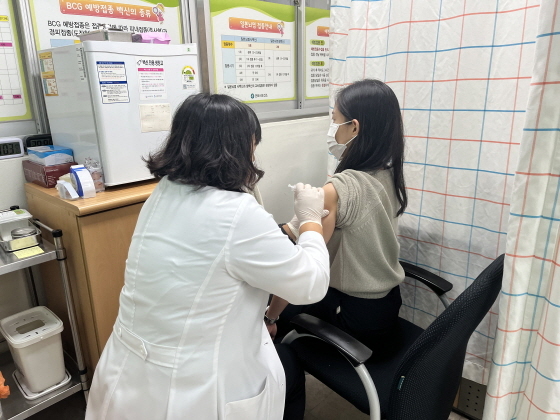 NSP통신-보건소에서 시민이 코로나19 백신 접종을 하고 있다. (군포시)