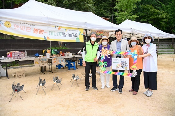 NSP통신-신정3동 마을 축제 행사에서 부스체험중인 이기재 양천구청장 (양천구)