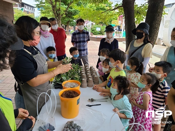 NSP통신-27일 문경시 흥덕공원에서 2022 생활속 미세먼지 저감 행사에서 정화식물을 화분에 심고 있다. (신재화)