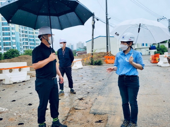 NSP통신-25일 합동점검반이 공사현장을 점검하는 모습. (오산시)