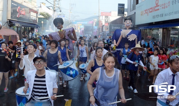 NSP통신-장흥 물축제 프로그램 중 살수대첩 퍼레이드. (장흥군)