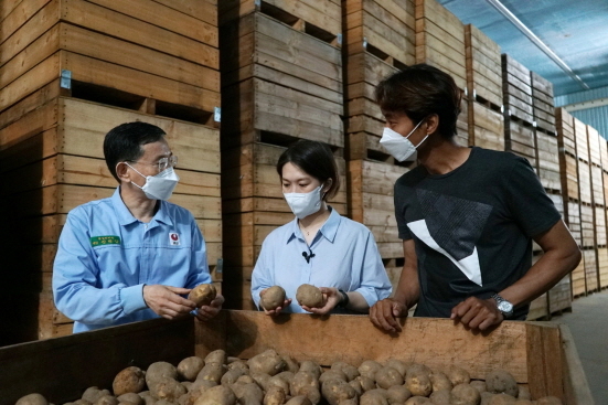 NSP통신-왼쪽부터 농심 아산공장 품질관리팀 권택상 책임, 청년농부 김수진, 멘토 더어울림 김의종 대표 (농심 제공)