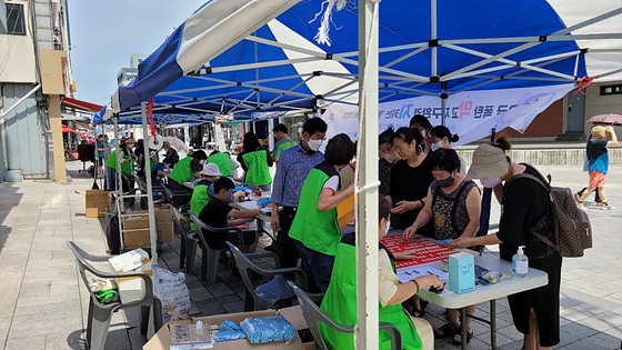 NSP통신-27일 문화의거리 상설공연장 앞에서 원주시와 원주소비자시민모임 관계자들이 여름철 에너지절약 캠페인을 진행하고 있다. (원주시)