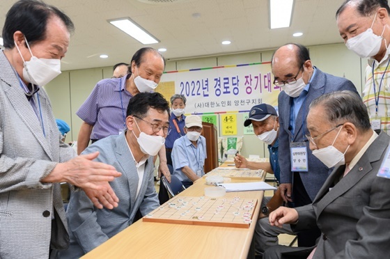 NSP통신-이기재 양천구청장이 대한노인회 양천구지회 장기대회를 방문해 즉석에서 한 노인과 장기 한 판 승부를 벌이고 있다. (양천구)