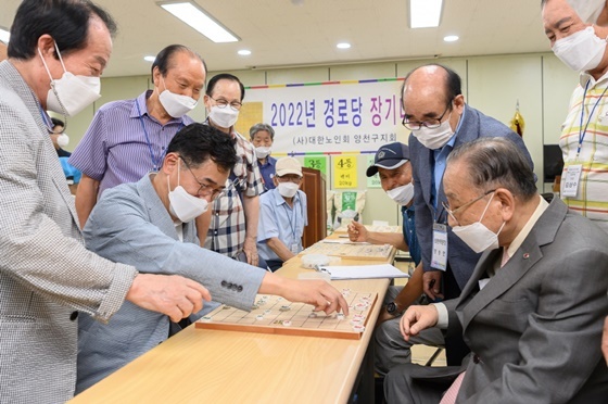 NSP통신-이기재 양천구청장이 대한노인회 양천구지회 장기대회를 방문해 즉석에서 한 어르신과 장기 한 판 승부를 벌이고 있다. (양천구)