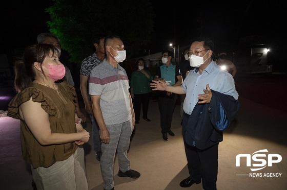 NSP통신-27일 정헌율 익산시장이 인화공원 솜리메타누리길 야간경관 조성 현장을 방문해 시설 현황을 살피고 시민들의 의견을 경청하고 있다.