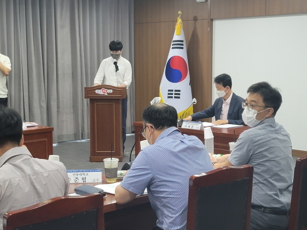 NSP통신-경상북도는 28일 도청 회의실에서 시군, 전문가, 교수 등 15명이 참석한 가운데 탄소중립 기술개발 통합센터 설립 타당성 및 기본구상 연구용역 중간보고회를 개최했다. (경상북도)