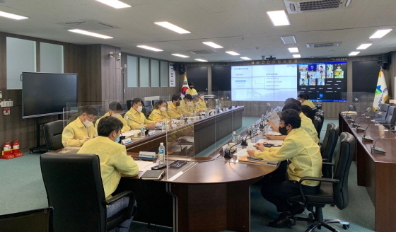 NSP통신-국토안전관리원 관계자들이 진주 본사 재난안전종합상황실에서 모의 훈련을 실시하고 있다. (국토안전관리원)