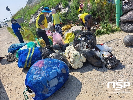 [NSP PHOTO]군산시, 섬의 날 행사 대비 신시도항 등 해양쓰레기 청소