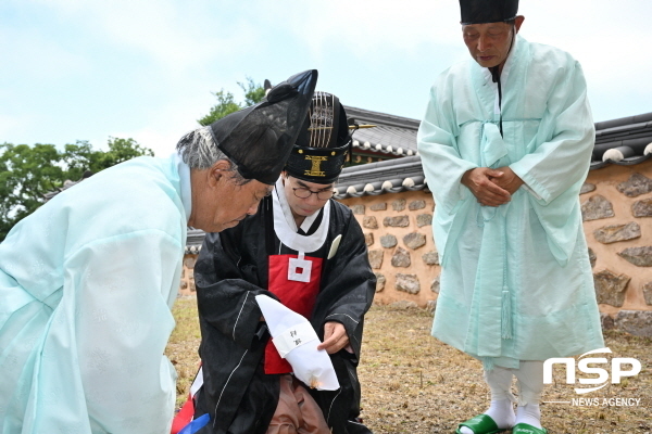 NSP통신-영덕향교와 영해향교가 29일 영해면 대성전에서 제51대 김광열 영덕군수의 취임 고유례를 봉행했다. (영덕군)