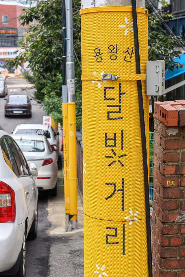 NSP통신-양천구가 조성중인 목2동 특화거리 용왕산 달빛거리, 전신주 모습 (양천구)