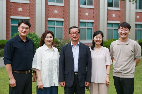 NSP통신-대구가톨릭대 인문도시지원사업을 수행하게 되는 교수진(왼쪽부터 김수철 교수, 정보민 교수, 최원오 단장, 박은영 교수, 박진욱 교수) (대구가톨릭대학교)