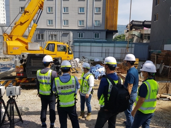 NSP통신-국토안전관리원 관계자들이 건설현장에서 안전점검을 하고 있다 (국토안전관리원)