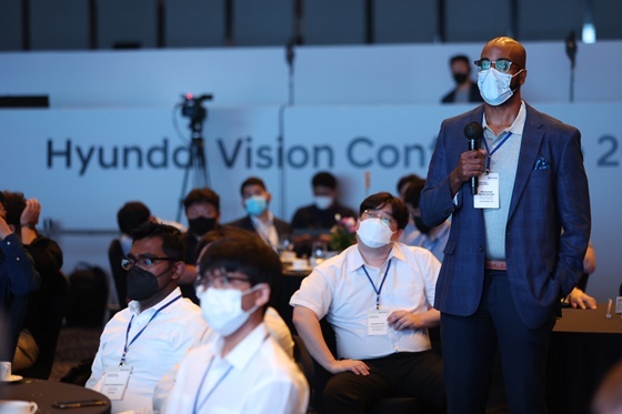 NSP통신-지난 3일 열린 현대 비전 컨퍼런스(Hyundai Vison Conference)에서 참석자가 질문하는 모습. (현대차)