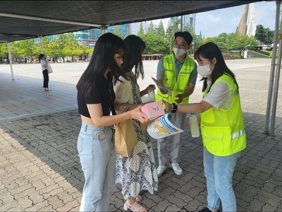 NSP통신-시 관계자와 지역자율방재단이 국민행동요령 리플릿 등을 배부하고 있다. (고양특례시)