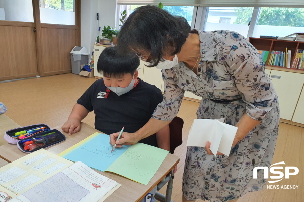 NSP통신-경상북도교육청은 코로나19로 인한 학습결손 해소와 기초학력 보장을 위해 여름 방학 중에도 초·중·고 1850학급에서 교과보충 프로그램인 우리 반 희망 사다리 교실을 운영하고 있다고 밝혔다. (경상북도교육청)