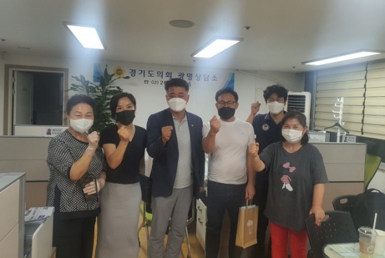-경기도의회 광명상담소에서 김정호 도의원이 광명시 철산주공 10·11단지 지역주민 대표들과 지역발전을 위한 지역의 현안을 점검하고 소통하는 정담회 개최 후 기념촬영하고 있다. (경기