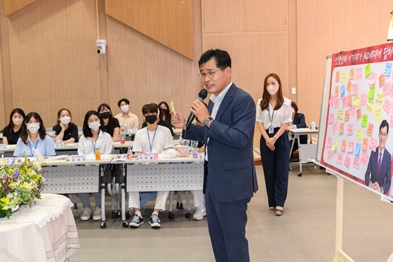 NSP통신-이기재 서울시 양천구청장이 여름방학 대학생 행정인턴 근무종료 간담회에서 발언하고 있다. (양천구)