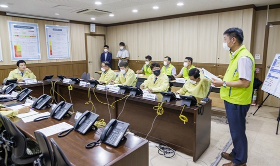 NSP통신-김태우 서울 강서구청장이 구청 재난안전대책본부에서 열린 긴급회의에서 침수 피해상황을 보고받고 있다. (강서구)