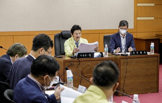 NSP통신-김태우 서울 강서구청장(가운데)이 통합신청사 건립 설계보고회에서 발언하고 있다. (강서구)