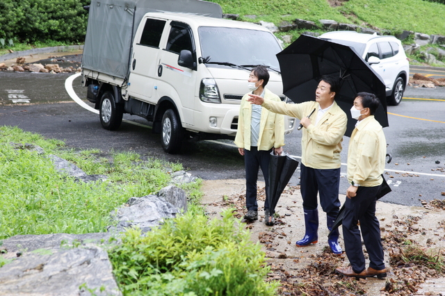 NSP통신-김성제 의왕시장(가운데)이 시 관계자들과 집중호우 피해지역 현장점검을 하고 있다. (의왕시)