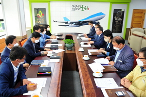 [NSP PHOTO]김진열 군위군수, 군민 생활안정 대책 마련 위한 군의회와 간담회 가져