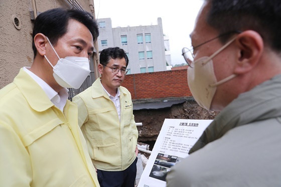 NSP통신-이기재 서울시 양천구청장이 신월동 도로침하 현장을 방문한 오세훈 서울시장과 함께 안전점검 체크하고 있다. (양천구)