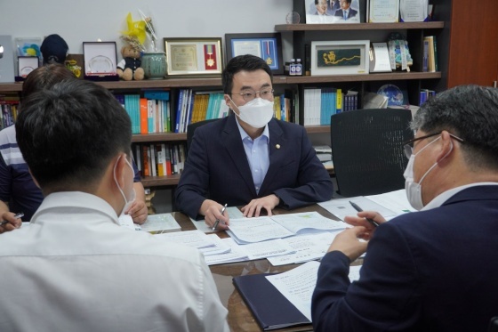 NSP통신-9일 오후 국회의원 회관에서 김남국 국회의원이 임상규 행안부 자치분권정책관을 만나 면담하고 있다.