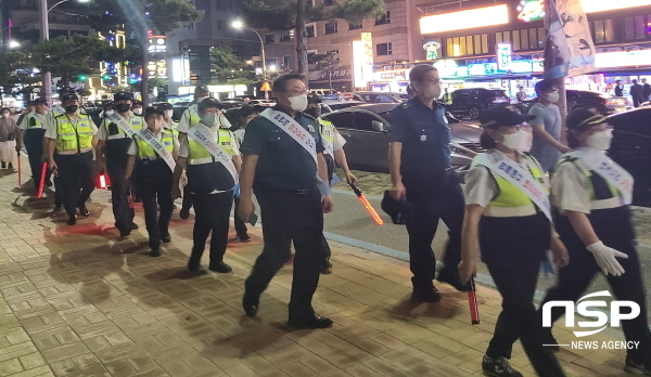 NSP통신-포항북부경찰서 생활안전계는 지난 9일 영일대해수욕장 일대에서 시민경찰연합회 회원 및 학산파출소 경찰관과 함께 야간 합동순찰을 실시했다. (포항북부경찰서)