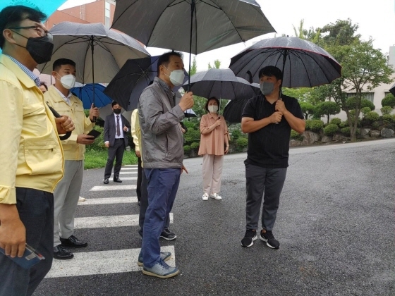 NSP통신-임태희 경기도교육감(가운데)이 관계자들과 폭우 피해 현장을 점검하고 있다. (경기도교육청)