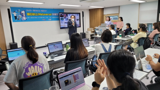 NSP통신-이권재 오산시장(가운데)이 메타버스 이해와 활용 연수에서 인사말을 하고 있다. (오산시)