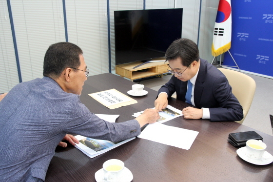 NSP통신-12일 경기도중앙협력본부에서 김주영 더불어민주당 국회의원이 김동연 경기도지사를 만나 김포시 현안 해결을 요구했다. (김주영 의원실)