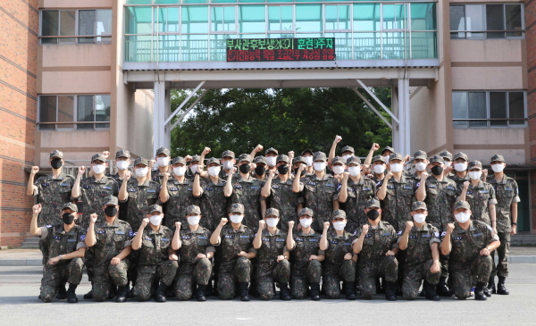 NSP통신-영진전문대 제8기 공군 부사관학군단(RNTC) 예비후보생들이 하계입영훈련을 마치고 기념 사진 촬영을 하고 있다 (영진전문대학교)