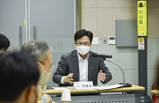 NSP통신-김병수 시장이 지능형교통체계 구축사업 중간보고회에서 발언하고 있다. (김포시)