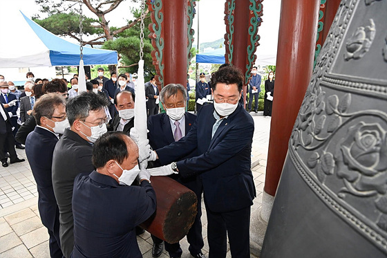NSP통신-원강수 시장이 명륜동 치악종각에서 진행된 제77주년 광복절 기념 타종 행사에서 참석자들과 함께 타종하고 있다. (원주시)