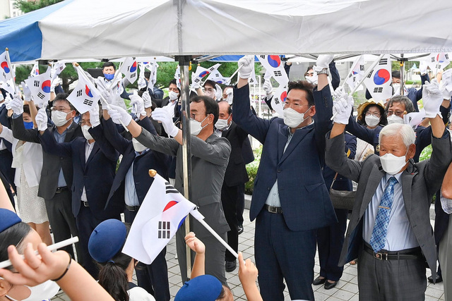 NSP통신-제77주년 광복절 기념식에서 원강수 시장과 참석자들이 만세 삼창을 외치고 있다. (원주시)