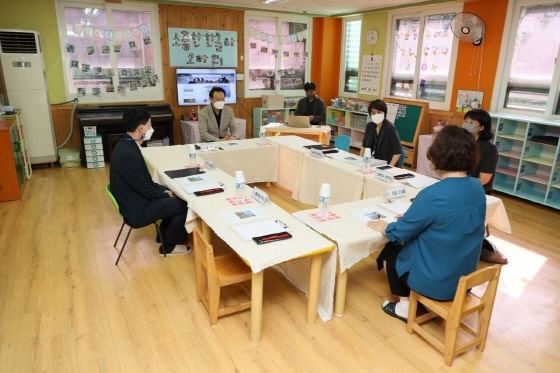 NSP통신-16일 성남시 은서유치원을 방문한 임태희 경기도교육감(시계 방향으로 왼쪽 두번째)이 교직원들과 유아교육 질 개선 방안을 논의하는 가운데 현장의 이야기를 경청하고 있다. (경기도교육청)