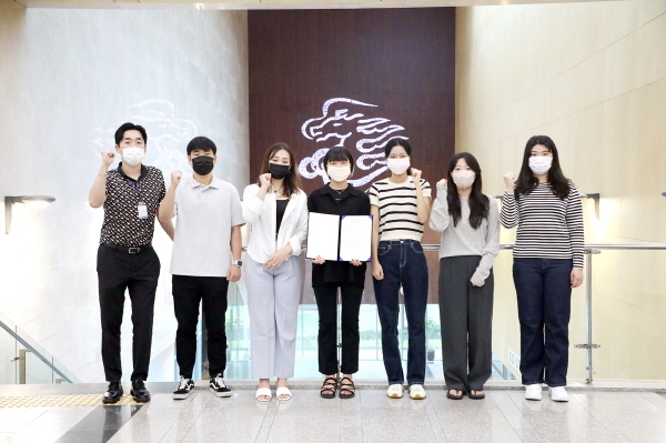 NSP통신-반려동물 관련 화장품을 개발해 특허를 출원한 이종민 지도교수와 황지섭, 강채림, 이유미, 권유주, 최예지, 이찬미 씨(왼쪽부터) (영남이공대학교)