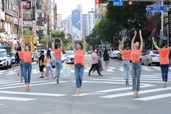 NSP통신-영통역 중심상가 횡단보도에서 수원발레축제 사전행사 발레 IN 횡단보도가 진행돼 발레리나와 발레리노들이 횡단보도에서 공연하는 모습. (수원시)