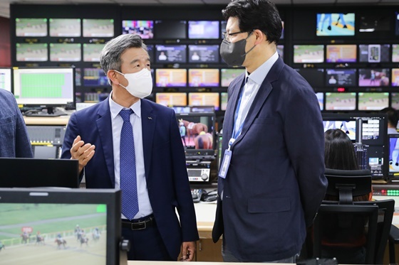 NSP통신-한국마사회 국제방송센터 점검중인 정기환 회장 (한국마사회)