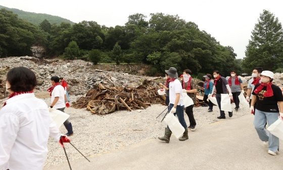 NSP통신-19일 여주 산북면 수해현장을 찾은 경기도의회 국민의힘 대표단을 포함한 의원들과 의회사무처 소속 공무원이 복구활동을 하고 있다. (도의회 국민의힘)