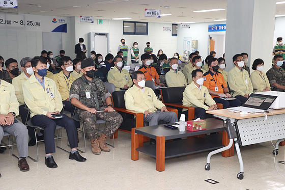 NSP통신-김홍규 시장이 을지훈련 최초 상황보고를 받고 있다. (강릉시)