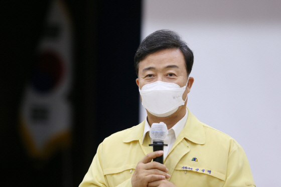 NSP통신-김성제 의왕시장이 22일 전시종합상황실에서 진행되는 을지연습에 앞서 당부의 말을 하고 있다. (의왕시)