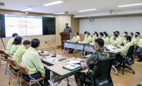 NSP통신-서울 강서구(구청장 김태우)는 22일부터 사흘간 민·관·군·경 11개 유관기관과 함께 ▲도상연습 ▲민방공대피훈련 ▲전시 주요현안 토의 등 실제와 같은 을지훈련을 진행한다. 사진은 을지훈련 첫날인 22일 강서구 을지훈련 최초보고회 모습. (강서구)