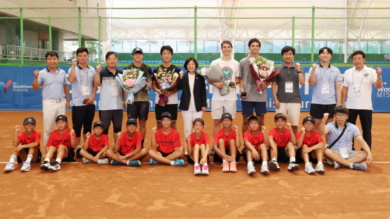 NSP통신-안성시청 직장운동경기부 테니스단 소속 김청의 선수가 ITF 안성국제남자 테니스 투어대회 복식 및 단식 부문에서 우승한 가운데 김보라 안성시장을 비롯한 관계자들이 기념촬영을 하고 있다. (안성시)