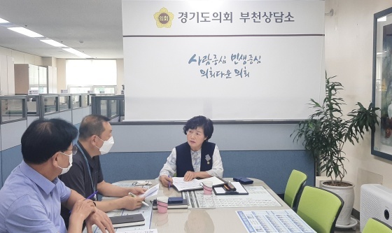 NSP통신-22일 경기도의회 부천상담소에서 김동희 경기도의원이 정담회를 열고 부천시청 버스운영팀 관계자들로 부터 경기도형 수요응답형 버스(DRT) 수요 제출 보고를 받고 있다. (경기도의회)