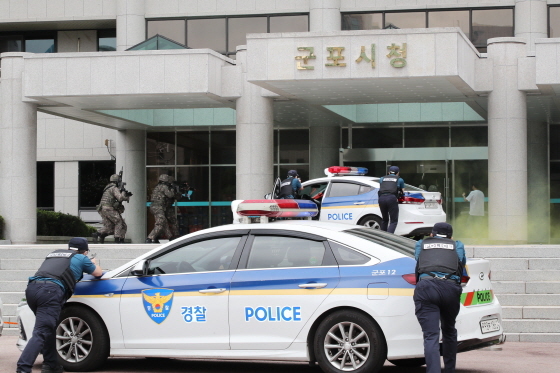 NSP통신-24일 오후 군포시청사 피격을 가정하고 경찰과 군인들이 을지연습 실전 훈련을 펼치고 있다. (군포시청)